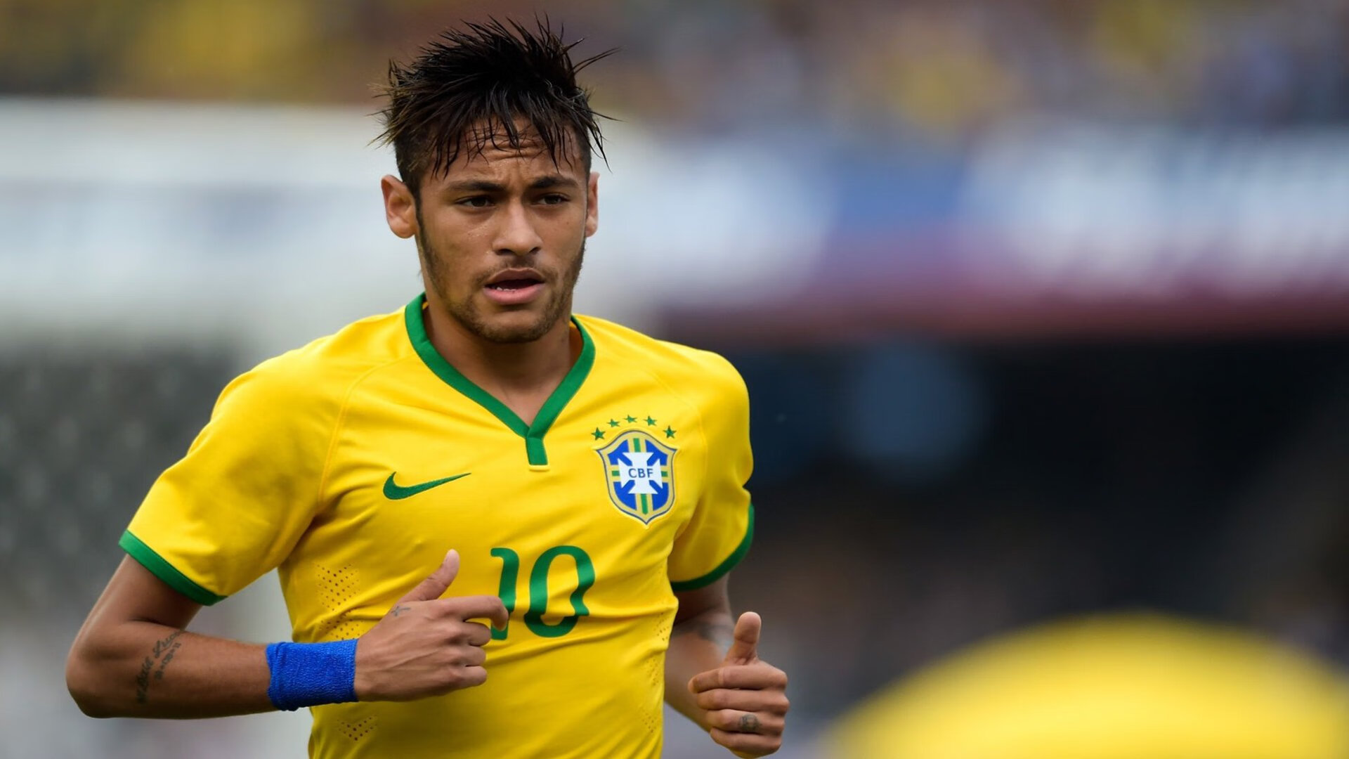 国内足球赛事再度热烈展开,场面激烈,中国足球国内赛事