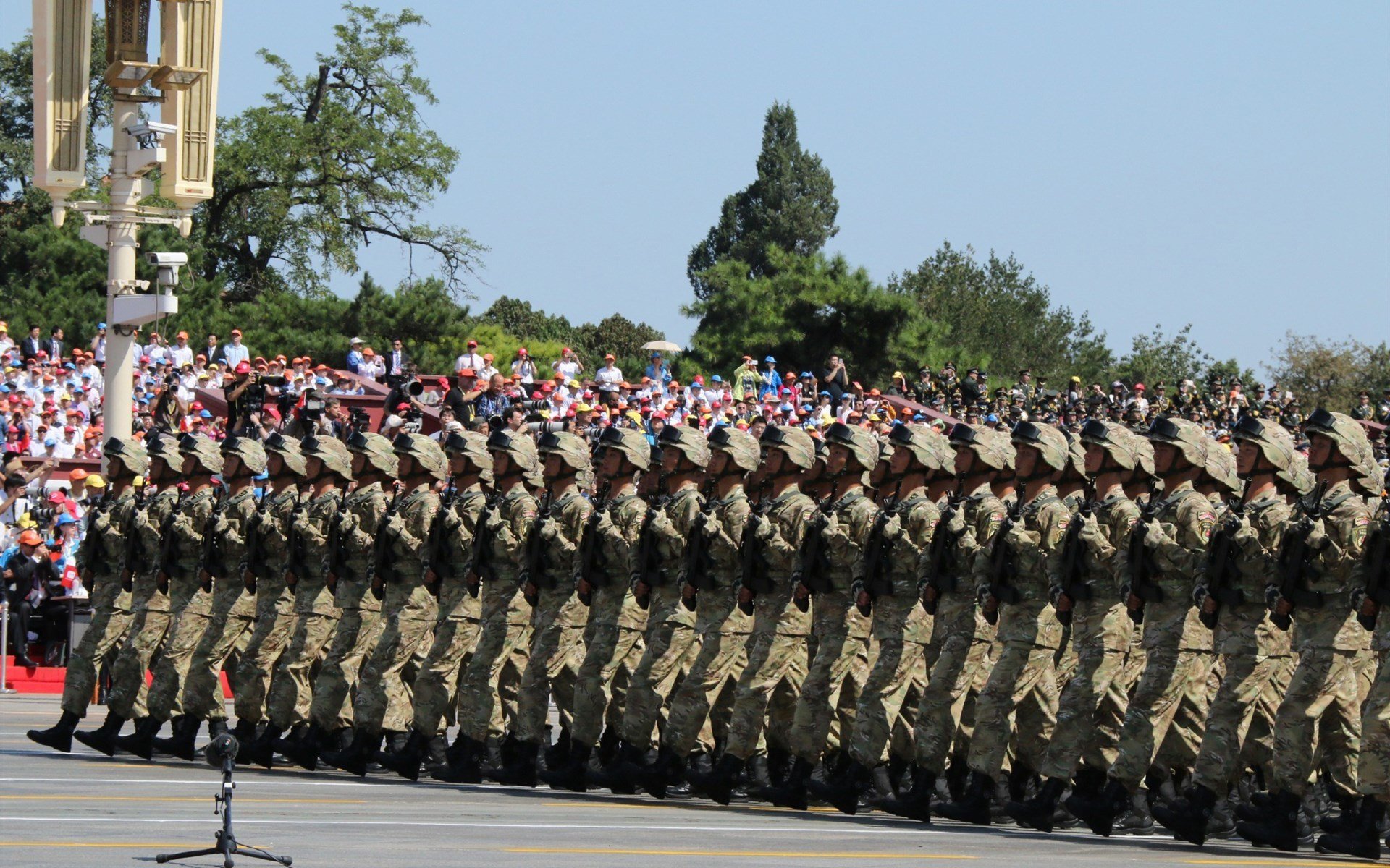 国家滑雪协会发布雪季运动员装备建议参考，滑雪运动员的服装是什么样的